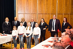 Wahlabend HDK 2026-04-17 19  Prinzenwahl HDK - Oliver I. mit Crew ist Prinz - Großartige Stimmung in und vor der Mensa, vom des. Oliver I. liebevoll auch „Keller“ genannt, der Gesamtschule Stadtmitte. Die designierte Prinzencrew, ziemlich nervös vor der Wahl der Präsidentenversammlung, präsentierte sich danach auf der Bühne doch schon recht souverän. Eine große Schar von Gratulanten war gekommen um auch der zukünftigen Kinderprinzencrew mit Prinz Niklas I., Prinzessin Greta I., den Paginen Leonie und Hanna zu gratulieren. : DVPJ, Toni I, Jules I., Prinz Karneval, Prinz, Prinzessin Aileen I., Hofmarschälle, Page, Pagen, Paginnen, HDK, Duisburg, Karneval, Helau, Tollität, Event, Session 2025, Session 2025, HDK Duisburg, Hauptausschuss, Hauptausschuss Karneval Duisburg, Duisburg ist echt