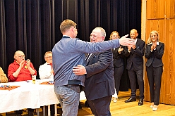 Wahlabend HDK 2026-04-17 20  Prinzenwahl HDK - Oliver I. mit Crew ist Prinz - Großartige Stimmung in und vor der Mensa, vom des. Oliver I. liebevoll auch „Keller“ genannt, der Gesamtschule Stadtmitte. Die designierte Prinzencrew, ziemlich nervös vor der Wahl der Präsidentenversammlung, präsentierte sich danach auf der Bühne doch schon recht souverän. Eine große Schar von Gratulanten war gekommen um auch der zukünftigen Kinderprinzencrew mit Prinz Niklas I., Prinzessin Greta I., den Paginen Leonie und Hanna zu gratulieren. : DVPJ, Toni I, Jules I., Prinz Karneval, Prinz, Prinzessin Aileen I., Hofmarschälle, Page, Pagen, Paginnen, HDK, Duisburg, Karneval, Helau, Tollität, Event, Session 2025, Session 2025, HDK Duisburg, Hauptausschuss, Hauptausschuss Karneval Duisburg, Duisburg ist echt