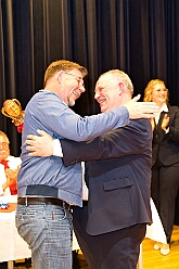 Wahlabend HDK 2026-04-17 21  Prinzenwahl HDK - Oliver I. mit Crew ist Prinz - Großartige Stimmung in und vor der Mensa, vom des. Oliver I. liebevoll auch „Keller“ genannt, der Gesamtschule Stadtmitte. Die designierte Prinzencrew, ziemlich nervös vor der Wahl der Präsidentenversammlung, präsentierte sich danach auf der Bühne doch schon recht souverän. Eine große Schar von Gratulanten war gekommen um auch der zukünftigen Kinderprinzencrew mit Prinz Niklas I., Prinzessin Greta I., den Paginen Leonie und Hanna zu gratulieren. : DVPJ, Toni I, Jules I., Prinz Karneval, Prinz, Prinzessin Aileen I., Hofmarschälle, Page, Pagen, Paginnen, HDK, Duisburg, Karneval, Helau, Tollität, Event, Session 2025, Session 2025, HDK Duisburg, Hauptausschuss, Hauptausschuss Karneval Duisburg, Duisburg ist echt