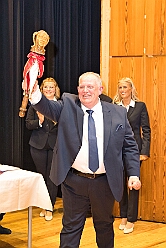 Wahlabend HDK 2026-04-17 22  Prinzenwahl HDK - Oliver I. mit Crew ist Prinz - Großartige Stimmung in und vor der Mensa, vom des. Oliver I. liebevoll auch „Keller“ genannt, der Gesamtschule Stadtmitte. Die designierte Prinzencrew, ziemlich nervös vor der Wahl der Präsidentenversammlung, präsentierte sich danach auf der Bühne doch schon recht souverän. Eine große Schar von Gratulanten war gekommen um auch der zukünftigen Kinderprinzencrew mit Prinz Niklas I., Prinzessin Greta I., den Paginen Leonie und Hanna zu gratulieren. : DVPJ, Toni I, Jules I., Prinz Karneval, Prinz, Prinzessin Aileen I., Hofmarschälle, Page, Pagen, Paginnen, HDK, Duisburg, Karneval, Helau, Tollität, Event, Session 2025, Session 2025, HDK Duisburg, Hauptausschuss, Hauptausschuss Karneval Duisburg, Duisburg ist echt
