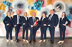 Wahlabend HDK 2026-04-17 31  Prinzenwahl HDK - Oliver I. mit Crew ist Prinz - Großartige Stimmung in und vor der Mensa, vom des. Oliver I. liebevoll auch „Keller“ genannt, der Gesamtschule Stadtmitte. Die designierte Prinzencrew, ziemlich nervös vor der Wahl der Präsidentenversammlung, präsentierte sich danach auf der Bühne doch schon recht souverän. Eine große Schar von Gratulanten war gekommen um auch der zukünftigen Kinderprinzencrew mit Prinz Niklas I., Prinzessin Greta I., den Paginen Leonie und Hanna zu gratulieren. : DVPJ, Toni I, Jules I., Prinz Karneval, Prinz, Prinzessin Aileen I., Hofmarschälle, Page, Pagen, Paginnen, HDK, Duisburg, Karneval, Helau, Tollität, Event, Session 2025, Session 2025, HDK Duisburg, Hauptausschuss, Hauptausschuss Karneval Duisburg, Duisburg ist echt