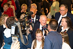 Wahlabend HDK 2026-04-17 37  Prinzenwahl HDK - Oliver I. mit Crew ist Prinz - Großartige Stimmung in und vor der Mensa, vom des. Oliver I. liebevoll auch „Keller“ genannt, der Gesamtschule Stadtmitte. Die designierte Prinzencrew, ziemlich nervös vor der Wahl der Präsidentenversammlung, präsentierte sich danach auf der Bühne doch schon recht souverän. Eine große Schar von Gratulanten war gekommen um auch der zukünftigen Kinderprinzencrew mit Prinz Niklas I., Prinzessin Greta I., den Paginen Leonie und Hanna zu gratulieren. : DVPJ, Toni I, Jules I., Prinz Karneval, Prinz, Prinzessin Aileen I., Hofmarschälle, Page, Pagen, Paginnen, HDK, Duisburg, Karneval, Helau, Tollität, Event, Session 2025, Session 2025, HDK Duisburg, Hauptausschuss, Hauptausschuss Karneval Duisburg, Duisburg ist echt