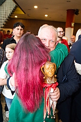Wahlabend HDK 2026-04-17 45  Prinzenwahl HDK - Oliver I. mit Crew ist Prinz - Großartige Stimmung in und vor der Mensa, vom des. Oliver I. liebevoll auch „Keller“ genannt, der Gesamtschule Stadtmitte. Die designierte Prinzencrew, ziemlich nervös vor der Wahl der Präsidentenversammlung, präsentierte sich danach auf der Bühne doch schon recht souverän. Eine große Schar von Gratulanten war gekommen um auch der zukünftigen Kinderprinzencrew mit Prinz Niklas I., Prinzessin Greta I., den Paginen Leonie und Hanna zu gratulieren. : DVPJ, Toni I, Jules I., Prinz Karneval, Prinz, Prinzessin Aileen I., Hofmarschälle, Page, Pagen, Paginnen, HDK, Duisburg, Karneval, Helau, Tollität, Event, Session 2025, Session 2025, HDK Duisburg, Hauptausschuss, Hauptausschuss Karneval Duisburg, Duisburg ist echt
