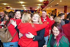Wahlabend HDK 2026-04-17 46  Prinzenwahl HDK - Oliver I. mit Crew ist Prinz - Großartige Stimmung in und vor der Mensa, vom des. Oliver I. liebevoll auch „Keller“ genannt, der Gesamtschule Stadtmitte. Die designierte Prinzencrew, ziemlich nervös vor der Wahl der Präsidentenversammlung, präsentierte sich danach auf der Bühne doch schon recht souverän. Eine große Schar von Gratulanten war gekommen um auch der zukünftigen Kinderprinzencrew mit Prinz Niklas I., Prinzessin Greta I., den Paginen Leonie und Hanna zu gratulieren. : DVPJ, Toni I, Jules I., Prinz Karneval, Prinz, Prinzessin Aileen I., Hofmarschälle, Page, Pagen, Paginnen, HDK, Duisburg, Karneval, Helau, Tollität, Event, Session 2025, Session 2025, HDK Duisburg, Hauptausschuss, Hauptausschuss Karneval Duisburg, Duisburg ist echt