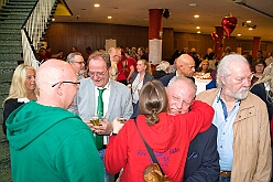 Wahlabend HDK 2026-04-17 47  Prinzenwahl HDK - Oliver I. mit Crew ist Prinz - Großartige Stimmung in und vor der Mensa, vom des. Oliver I. liebevoll auch „Keller“ genannt, der Gesamtschule Stadtmitte. Die designierte Prinzencrew, ziemlich nervös vor der Wahl der Präsidentenversammlung, präsentierte sich danach auf der Bühne doch schon recht souverän. Eine große Schar von Gratulanten war gekommen um auch der zukünftigen Kinderprinzencrew mit Prinz Niklas I., Prinzessin Greta I., den Paginen Leonie und Hanna zu gratulieren. : DVPJ, Toni I, Jules I., Prinz Karneval, Prinz, Prinzessin Aileen I., Hofmarschälle, Page, Pagen, Paginnen, HDK, Duisburg, Karneval, Helau, Tollität, Event, Session 2025, Session 2025, HDK Duisburg, Hauptausschuss, Hauptausschuss Karneval Duisburg, Duisburg ist echt