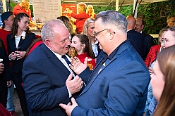 Wahlabend HDK 2026-04-17 62  Prinzenwahl HDK - Oliver I. mit Crew ist Prinz - Großartige Stimmung in und vor der Mensa, vom des. Oliver I. liebevoll auch „Keller“ genannt, der Gesamtschule Stadtmitte. Die designierte Prinzencrew, ziemlich nervös vor der Wahl der Präsidentenversammlung, präsentierte sich danach auf der Bühne doch schon recht souverän. Eine große Schar von Gratulanten war gekommen um auch der zukünftigen Kinderprinzencrew mit Prinz Niklas I., Prinzessin Greta I., den Paginen Leonie und Hanna zu gratulieren. : DVPJ, Toni I, Jules I., Prinz Karneval, Prinz, Prinzessin Aileen I., Hofmarschälle, Page, Pagen, Paginnen, HDK, Duisburg, Karneval, Helau, Tollität, Event, Session 2025, Session 2025, HDK Duisburg, Hauptausschuss, Hauptausschuss Karneval Duisburg, Duisburg ist echt