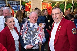 Wahlabend HDK 2026-04-17 63  Prinzenwahl HDK - Oliver I. mit Crew ist Prinz - Großartige Stimmung in und vor der Mensa, vom des. Oliver I. liebevoll auch „Keller“ genannt, der Gesamtschule Stadtmitte. Die designierte Prinzencrew, ziemlich nervös vor der Wahl der Präsidentenversammlung, präsentierte sich danach auf der Bühne doch schon recht souverän. Eine große Schar von Gratulanten war gekommen um auch der zukünftigen Kinderprinzencrew mit Prinz Niklas I., Prinzessin Greta I., den Paginen Leonie und Hanna zu gratulieren. : DVPJ, Toni I, Jules I., Prinz Karneval, Prinz, Prinzessin Aileen I., Hofmarschälle, Page, Pagen, Paginnen, HDK, Duisburg, Karneval, Helau, Tollität, Event, Session 2025, Session 2025, HDK Duisburg, Hauptausschuss, Hauptausschuss Karneval Duisburg, Duisburg ist echt