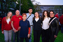 Wahlabend HDK 2026-04-17 67  Prinzenwahl HDK - Oliver I. mit Crew ist Prinz - Großartige Stimmung in und vor der Mensa, vom des. Oliver I. liebevoll auch „Keller“ genannt, der Gesamtschule Stadtmitte. Die designierte Prinzencrew, ziemlich nervös vor der Wahl der Präsidentenversammlung, präsentierte sich danach auf der Bühne doch schon recht souverän. Eine große Schar von Gratulanten war gekommen um auch der zukünftigen Kinderprinzencrew mit Prinz Niklas I., Prinzessin Greta I., den Paginen Leonie und Hanna zu gratulieren. : DVPJ, Toni I, Jules I., Prinz Karneval, Prinz, Prinzessin Aileen I., Hofmarschälle, Page, Pagen, Paginnen, HDK, Duisburg, Karneval, Helau, Tollität, Event, Session 2025, Session 2025, HDK Duisburg, Hauptausschuss, Hauptausschuss Karneval Duisburg, Duisburg ist echt