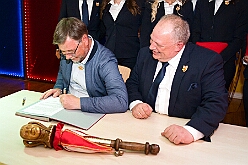 Wahlabend HDK 2026-04-17 74  Prinzenwahl HDK - Oliver I. mit Crew ist Prinz - Großartige Stimmung in und vor der Mensa, vom des. Oliver I. liebevoll auch „Keller“ genannt, der Gesamtschule Stadtmitte. Die designierte Prinzencrew, ziemlich nervös vor der Wahl der Präsidentenversammlung, präsentierte sich danach auf der Bühne doch schon recht souverän. Eine große Schar von Gratulanten war gekommen um auch der zukünftigen Kinderprinzencrew mit Prinz Niklas I., Prinzessin Greta I., den Paginen Leonie und Hanna zu gratulieren. : DVPJ, Toni I, Jules I., Prinz Karneval, Prinz, Prinzessin Aileen I., Hofmarschälle, Page, Pagen, Paginnen, HDK, Duisburg, Karneval, Helau, Tollität, Event, Session 2025, Session 2025, HDK Duisburg, Hauptausschuss, Hauptausschuss Karneval Duisburg, Duisburg ist echt