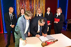 Wahlabend HDK 2026-04-17 76  Prinzenwahl HDK - Oliver I. mit Crew ist Prinz - Großartige Stimmung in und vor der Mensa, vom des. Oliver I. liebevoll auch „Keller“ genannt, der Gesamtschule Stadtmitte. Die designierte Prinzencrew, ziemlich nervös vor der Wahl der Präsidentenversammlung, präsentierte sich danach auf der Bühne doch schon recht souverän. Eine große Schar von Gratulanten war gekommen um auch der zukünftigen Kinderprinzencrew mit Prinz Niklas I., Prinzessin Greta I., den Paginen Leonie und Hanna zu gratulieren. : DVPJ, Toni I, Jules I., Prinz Karneval, Prinz, Prinzessin Aileen I., Hofmarschälle, Page, Pagen, Paginnen, HDK, Duisburg, Karneval, Helau, Tollität, Event, Session 2025, Session 2025, HDK Duisburg, Hauptausschuss, Hauptausschuss Karneval Duisburg, Duisburg ist echt