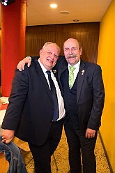 Wahlabend HDK 2026-04-17 92  Prinzenwahl HDK - Oliver I. mit Crew ist Prinz - Großartige Stimmung in und vor der Mensa, vom des. Oliver I. liebevoll auch „Keller“ genannt, der Gesamtschule Stadtmitte. Die designierte Prinzencrew, ziemlich nervös vor der Wahl der Präsidentenversammlung, präsentierte sich danach auf der Bühne doch schon recht souverän. Eine große Schar von Gratulanten war gekommen um auch der zukünftigen Kinderprinzencrew mit Prinz Niklas I., Prinzessin Greta I., den Paginen Leonie und Hanna zu gratulieren. : DVPJ, Toni I, Jules I., Prinz Karneval, Prinz, Prinzessin Aileen I., Hofmarschälle, Page, Pagen, Paginnen, HDK, Duisburg, Karneval, Helau, Tollität, Event, Session 2025, Session 2025, HDK Duisburg, Hauptausschuss, Hauptausschuss Karneval Duisburg, Duisburg ist echt