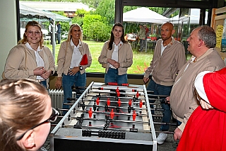 Fruehl Fest RW Rheinh 2026- 05-14 02  Lausiges, nasses Frühlingsfest - Wie in jedem Jahr auf auf Christi Himmelfahrt, oder auch dem „Vatertag“, hatte die KG Rot-Weiß Rheinhausen zum ihrem Frühlingsfest geladen. Statt den lustigen „Schaukelfotos“,  die in diesem Jahr wegen der Witterung ausfallen mussten, gab es ein „CREW-Kickerduell“. Das Fest wurde in die Erlöserkirche verlegt. : DVPJ, Toni I, Jules I., Prinz Karneval, Prinz, Prinzessin Aileen I., Hofmarschälle, Page, Pagen, Paginnen, HDK, Duisburg, Karneval, Helau, Tollität, Event, Session 2025, Session 2025, HDK Duisburg, Hauptausschuss, Hauptausschuss Karneval Duisburg, Duisburg ist echt