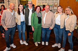 Fruehl Fest RW Rheinh 2026- 05-14 12  Lausiges, nasses Frühlingsfest - Wie in jedem Jahr auf auf Christi Himmelfahrt, oder auch dem „Vatertag“, hatte die KG Rot-Weiß Rheinhausen zum ihrem Frühlingsfest geladen. Statt den lustigen „Schaukelfotos“,  die in diesem Jahr wegen der Witterung ausfallen mussten, gab es ein „CREW-Kickerduell“. Das Fest wurde in die Erlöserkirche verlegt. : DVPJ, Toni I, Jules I., Prinz Karneval, Prinz, Prinzessin Aileen I., Hofmarschälle, Page, Pagen, Paginnen, HDK, Duisburg, Karneval, Helau, Tollität, Event, Session 2025, Session 2025, HDK Duisburg, Hauptausschuss, Hauptausschuss Karneval Duisburg, Duisburg ist echt