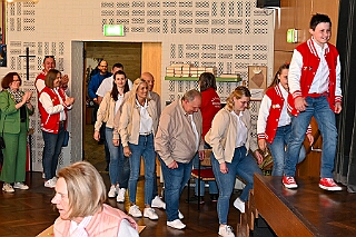 Fruehl Fest RW Rheinh 2026- 05-14 13  Lausiges, nasses Frühlingsfest - Wie in jedem Jahr auf auf Christi Himmelfahrt, oder auch dem „Vatertag“, hatte die KG Rot-Weiß Rheinhausen zum ihrem Frühlingsfest geladen. Statt den lustigen „Schaukelfotos“,  die in diesem Jahr wegen der Witterung ausfallen mussten, gab es ein „CREW-Kickerduell“. Das Fest wurde in die Erlöserkirche verlegt. : DVPJ, Toni I, Jules I., Prinz Karneval, Prinz, Prinzessin Aileen I., Hofmarschälle, Page, Pagen, Paginnen, HDK, Duisburg, Karneval, Helau, Tollität, Event, Session 2025, Session 2025, HDK Duisburg, Hauptausschuss, Hauptausschuss Karneval Duisburg, Duisburg ist echt