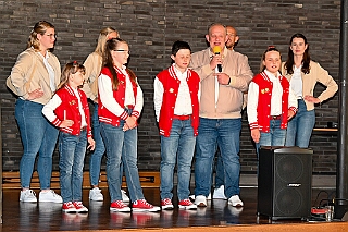 Fruehl Fest RW Rheinh 2026- 05-14 15  Lausiges, nasses Frühlingsfest - Wie in jedem Jahr auf auf Christi Himmelfahrt, oder auch dem „Vatertag“, hatte die KG Rot-Weiß Rheinhausen zum ihrem Frühlingsfest geladen. Statt den lustigen „Schaukelfotos“,  die in diesem Jahr wegen der Witterung ausfallen mussten, gab es ein „CREW-Kickerduell“. Das Fest wurde in die Erlöserkirche verlegt. : DVPJ, Toni I, Jules I., Prinz Karneval, Prinz, Prinzessin Aileen I., Hofmarschälle, Page, Pagen, Paginnen, HDK, Duisburg, Karneval, Helau, Tollität, Event, Session 2025, Session 2025, HDK Duisburg, Hauptausschuss, Hauptausschuss Karneval Duisburg, Duisburg ist echt