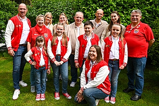 Fruehl Fest RW Rheinh 2026- 05-14 17  Lausiges, nasses Frühlingsfest - Wie in jedem Jahr auf auf Christi Himmelfahrt, oder auch dem „Vatertag“, hatte die KG Rot-Weiß Rheinhausen zum ihrem Frühlingsfest geladen. Statt den lustigen „Schaukelfotos“,  die in diesem Jahr wegen der Witterung ausfallen mussten, gab es ein „CREW-Kickerduell“. Das Fest wurde in die Erlöserkirche verlegt. : DVPJ, Toni I, Jules I., Prinz Karneval, Prinz, Prinzessin Aileen I., Hofmarschälle, Page, Pagen, Paginnen, HDK, Duisburg, Karneval, Helau, Tollität, Event, Session 2025, Session 2025, HDK Duisburg, Hauptausschuss, Hauptausschuss Karneval Duisburg, Duisburg ist echt