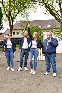 MERCURALIA 2026-05-16 05  Maifest bei den „Römern“ - Am Samstag den 16. Mai besuchten wir in Dinslaken das XVIII. MERCURALIA der Römergarde. Die traditionelle Blumenverlosung durfte dabei nicht fehlen. : DVPJ, Toni I, Jules I., Prinz Karneval, Prinz, Prinzessin Aileen I., Hofmarschälle, Page, Pagen, Paginnen, HDK, Duisburg, Karneval, Helau, Tollität, Event, Session 2025, Session 2025, HDK Duisburg, Hauptausschuss, Hauptausschuss Karneval Duisburg, Duisburg ist echt