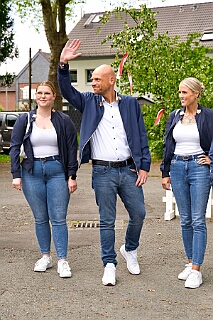 MERCURALIA 2026-05-16 07  Maifest bei den „Römern“ - Am Samstag den 16. Mai besuchten wir in Dinslaken das XVIII. MERCURALIA der Römergarde. Die traditionelle Blumenverlosung durfte dabei nicht fehlen. : DVPJ, Toni I, Jules I., Prinz Karneval, Prinz, Prinzessin Aileen I., Hofmarschälle, Page, Pagen, Paginnen, HDK, Duisburg, Karneval, Helau, Tollität, Event, Session 2025, Session 2025, HDK Duisburg, Hauptausschuss, Hauptausschuss Karneval Duisburg, Duisburg ist echt