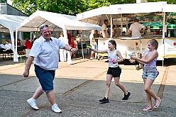Sommerfest MarxlohJecken 2026-06-27 30  Bei tropischen 39° zur Premiere - Es war die erste „Sommer-Party“ der Marxloher-Jecken. Unter dem Motto „Feiern mit Freunden“ wurde auf dem Gelände der GGS „Am Mattlerbusch“, neben dem Niederrheinischen Karnevalsmusem, die Sommerfestpremiere gefeiert. Mit guter Laune und einer Super Stimmung wurde der Hitze getrotzt. : DVPJ, Toni I, Jules I., Prinz Karneval, Prinz, Prinzessin Aileen I., Hofmarschälle, Page, Pagen, Paginnen, HDK, Duisburg, Karneval, Helau, Tollität, Event, Session 2025, Session 2025, HDK Duisburg, Hauptausschuss, Hauptausschuss Karneval Duisburg, Duisburg ist echt