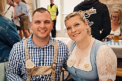 03 Oktoberfest Serm 2026-09-26 02  Tour am Samstag 26. September - Wir begannen die Tour mit dem Besuch beim Festakt zur Einweihung der „Anne Frank Gesamtschule*. Danach führte uns der Weg zum „4. Rot-Goldenem Weinfest“ der KG Rot-Gold in Laar. Der Abschluss war dann im Festzelt in Serm, „O´zapft is! beim Oktoberfest. : DVPJ, Toni I, Jules I., Prinz Karneval, Prinz, Prinzessin Aileen I., Hofmarschälle, Page, Pagen, Paginnen, HDK, Duisburg, Karneval, Helau, Tollität, Event, Session 2025, Session 2025, HDK Duisburg, Hauptausschuss, Hauptausschuss Karneval Duisburg, Duisburg ist echt