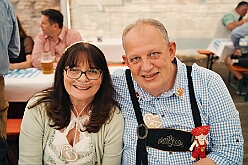 03 Oktoberfest Serm 2026-09-26 04  Tour am Samstag 26. September - Wir begannen die Tour mit dem Besuch beim Festakt zur Einweihung der „Anne Frank Gesamtschule*. Danach führte uns der Weg zum „4. Rot-Goldenem Weinfest“ der KG Rot-Gold in Laar. Der Abschluss war dann im Festzelt in Serm, „O´zapft is! beim Oktoberfest. : DVPJ, Toni I, Jules I., Prinz Karneval, Prinz, Prinzessin Aileen I., Hofmarschälle, Page, Pagen, Paginnen, HDK, Duisburg, Karneval, Helau, Tollität, Event, Session 2025, Session 2025, HDK Duisburg, Hauptausschuss, Hauptausschuss Karneval Duisburg, Duisburg ist echt