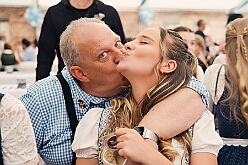 03 Oktoberfest Serm 2026-09-26 07  Tour am Samstag 26. September - Wir begannen die Tour mit dem Besuch beim Festakt zur Einweihung der „Anne Frank Gesamtschule*. Danach führte uns der Weg zum „4. Rot-Goldenem Weinfest“ der KG Rot-Gold in Laar. Der Abschluss war dann im Festzelt in Serm, „O´zapft is! beim Oktoberfest. : DVPJ, Toni I, Jules I., Prinz Karneval, Prinz, Prinzessin Aileen I., Hofmarschälle, Page, Pagen, Paginnen, HDK, Duisburg, Karneval, Helau, Tollität, Event, Session 2025, Session 2025, HDK Duisburg, Hauptausschuss, Hauptausschuss Karneval Duisburg, Duisburg ist echt