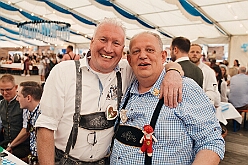 03 Oktoberfest Serm 2026-09-26 09  Tour am Samstag 26. September - Wir begannen die Tour mit dem Besuch beim Festakt zur Einweihung der „Anne Frank Gesamtschule*. Danach führte uns der Weg zum „4. Rot-Goldenem Weinfest“ der KG Rot-Gold in Laar. Der Abschluss war dann im Festzelt in Serm, „O´zapft is! beim Oktoberfest. : DVPJ, Toni I, Jules I., Prinz Karneval, Prinz, Prinzessin Aileen I., Hofmarschälle, Page, Pagen, Paginnen, HDK, Duisburg, Karneval, Helau, Tollität, Event, Session 2025, Session 2025, HDK Duisburg, Hauptausschuss, Hauptausschuss Karneval Duisburg, Duisburg ist echt