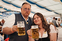 03 Oktoberfest Serm 2026-09-26 11  Tour am Samstag 26. September - Wir begannen die Tour mit dem Besuch beim Festakt zur Einweihung der „Anne Frank Gesamtschule*. Danach führte uns der Weg zum „4. Rot-Goldenem Weinfest“ der KG Rot-Gold in Laar. Der Abschluss war dann im Festzelt in Serm, „O´zapft is! beim Oktoberfest. : DVPJ, Toni I, Jules I., Prinz Karneval, Prinz, Prinzessin Aileen I., Hofmarschälle, Page, Pagen, Paginnen, HDK, Duisburg, Karneval, Helau, Tollität, Event, Session 2025, Session 2025, HDK Duisburg, Hauptausschuss, Hauptausschuss Karneval Duisburg, Duisburg ist echt