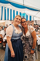 03 Oktoberfest Serm 2026-09-26 12  Tour am Samstag 26. September - Wir begannen die Tour mit dem Besuch beim Festakt zur Einweihung der „Anne Frank Gesamtschule*. Danach führte uns der Weg zum „4. Rot-Goldenem Weinfest“ der KG Rot-Gold in Laar. Der Abschluss war dann im Festzelt in Serm, „O´zapft is! beim Oktoberfest. : DVPJ, Toni I, Jules I., Prinz Karneval, Prinz, Prinzessin Aileen I., Hofmarschälle, Page, Pagen, Paginnen, HDK, Duisburg, Karneval, Helau, Tollität, Event, Session 2025, Session 2025, HDK Duisburg, Hauptausschuss, Hauptausschuss Karneval Duisburg, Duisburg ist echt