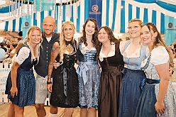 03 Oktoberfest Serm 2026-09-26 15  Tour am Samstag 26. September - Wir begannen die Tour mit dem Besuch beim Festakt zur Einweihung der „Anne Frank Gesamtschule*. Danach führte uns der Weg zum „4. Rot-Goldenem Weinfest“ der KG Rot-Gold in Laar. Der Abschluss war dann im Festzelt in Serm, „O´zapft is! beim Oktoberfest. : DVPJ, Toni I, Jules I., Prinz Karneval, Prinz, Prinzessin Aileen I., Hofmarschälle, Page, Pagen, Paginnen, HDK, Duisburg, Karneval, Helau, Tollität, Event, Session 2025, Session 2025, HDK Duisburg, Hauptausschuss, Hauptausschuss Karneval Duisburg, Duisburg ist echt