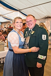 03 Oktoberfest Serm 2026-09-26 19  Tour am Samstag 26. September - Wir begannen die Tour mit dem Besuch beim Festakt zur Einweihung der „Anne Frank Gesamtschule*. Danach führte uns der Weg zum „4. Rot-Goldenem Weinfest“ der KG Rot-Gold in Laar. Der Abschluss war dann im Festzelt in Serm, „O´zapft is! beim Oktoberfest. : DVPJ, Toni I, Jules I., Prinz Karneval, Prinz, Prinzessin Aileen I., Hofmarschälle, Page, Pagen, Paginnen, HDK, Duisburg, Karneval, Helau, Tollität, Event, Session 2025, Session 2025, HDK Duisburg, Hauptausschuss, Hauptausschuss Karneval Duisburg, Duisburg ist echt