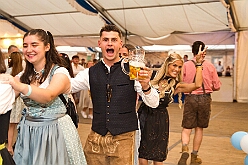 03 Oktoberfest Serm 2026-09-26 22  Tour am Samstag 26. September - Wir begannen die Tour mit dem Besuch beim Festakt zur Einweihung der „Anne Frank Gesamtschule*. Danach führte uns der Weg zum „4. Rot-Goldenem Weinfest“ der KG Rot-Gold in Laar. Der Abschluss war dann im Festzelt in Serm, „O´zapft is! beim Oktoberfest. : DVPJ, Toni I, Jules I., Prinz Karneval, Prinz, Prinzessin Aileen I., Hofmarschälle, Page, Pagen, Paginnen, HDK, Duisburg, Karneval, Helau, Tollität, Event, Session 2025, Session 2025, HDK Duisburg, Hauptausschuss, Hauptausschuss Karneval Duisburg, Duisburg ist echt