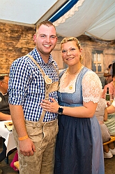 03 Oktoberfest Serm 2026-09-26 25  Tour am Samstag 26. September - Wir begannen die Tour mit dem Besuch beim Festakt zur Einweihung der „Anne Frank Gesamtschule*. Danach führte uns der Weg zum „4. Rot-Goldenem Weinfest“ der KG Rot-Gold in Laar. Der Abschluss war dann im Festzelt in Serm, „O´zapft is! beim Oktoberfest. : DVPJ, Toni I, Jules I., Prinz Karneval, Prinz, Prinzessin Aileen I., Hofmarschälle, Page, Pagen, Paginnen, HDK, Duisburg, Karneval, Helau, Tollität, Event, Session 2025, Session 2025, HDK Duisburg, Hauptausschuss, Hauptausschuss Karneval Duisburg, Duisburg ist echt