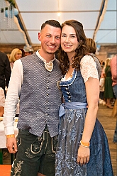 03 Oktoberfest Serm 2026-09-26 26  Tour am Samstag 26. September - Wir begannen die Tour mit dem Besuch beim Festakt zur Einweihung der „Anne Frank Gesamtschule*. Danach führte uns der Weg zum „4. Rot-Goldenem Weinfest“ der KG Rot-Gold in Laar. Der Abschluss war dann im Festzelt in Serm, „O´zapft is! beim Oktoberfest. : DVPJ, Toni I, Jules I., Prinz Karneval, Prinz, Prinzessin Aileen I., Hofmarschälle, Page, Pagen, Paginnen, HDK, Duisburg, Karneval, Helau, Tollität, Event, Session 2025, Session 2025, HDK Duisburg, Hauptausschuss, Hauptausschuss Karneval Duisburg, Duisburg ist echt