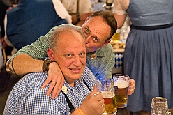 03 Oktoberfest Serm 2026-09-26 35  Tour am Samstag 26. September - Wir begannen die Tour mit dem Besuch beim Festakt zur Einweihung der „Anne Frank Gesamtschule*. Danach führte uns der Weg zum „4. Rot-Goldenem Weinfest“ der KG Rot-Gold in Laar. Der Abschluss war dann im Festzelt in Serm, „O´zapft is! beim Oktoberfest. : DVPJ, Toni I, Jules I., Prinz Karneval, Prinz, Prinzessin Aileen I., Hofmarschälle, Page, Pagen, Paginnen, HDK, Duisburg, Karneval, Helau, Tollität, Event, Session 2025, Session 2025, HDK Duisburg, Hauptausschuss, Hauptausschuss Karneval Duisburg, Duisburg ist echt