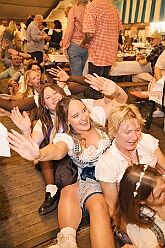 03 Oktoberfest Serm 2026-09-26 36  Tour am Samstag 26. September - Wir begannen die Tour mit dem Besuch beim Festakt zur Einweihung der „Anne Frank Gesamtschule*. Danach führte uns der Weg zum „4. Rot-Goldenem Weinfest“ der KG Rot-Gold in Laar. Der Abschluss war dann im Festzelt in Serm, „O´zapft is! beim Oktoberfest. : DVPJ, Toni I, Jules I., Prinz Karneval, Prinz, Prinzessin Aileen I., Hofmarschälle, Page, Pagen, Paginnen, HDK, Duisburg, Karneval, Helau, Tollität, Event, Session 2025, Session 2025, HDK Duisburg, Hauptausschuss, Hauptausschuss Karneval Duisburg, Duisburg ist echt
